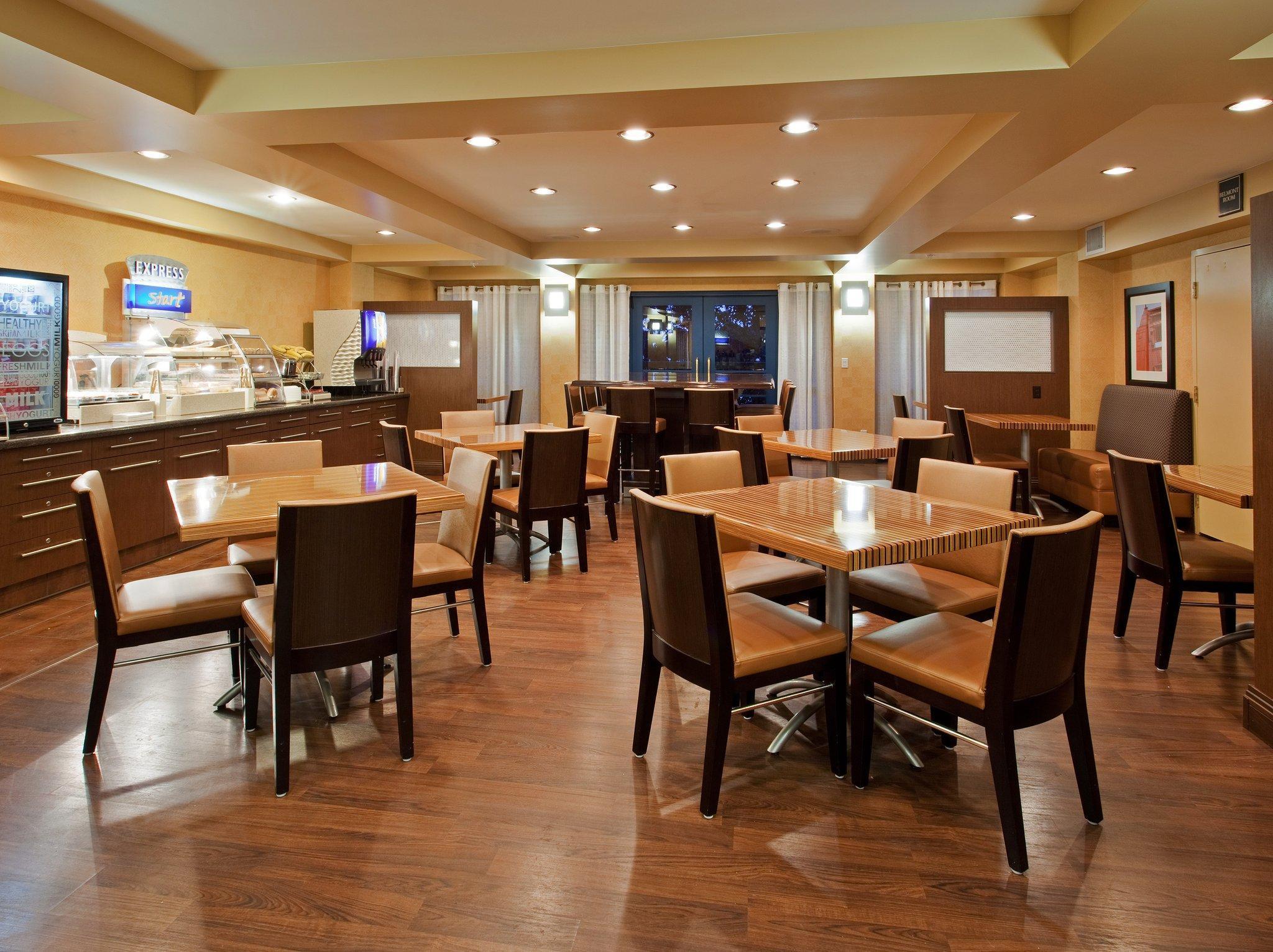 Holiday Inn Express Hotel & Suites Belmont By Ihg Екстер'єр фото