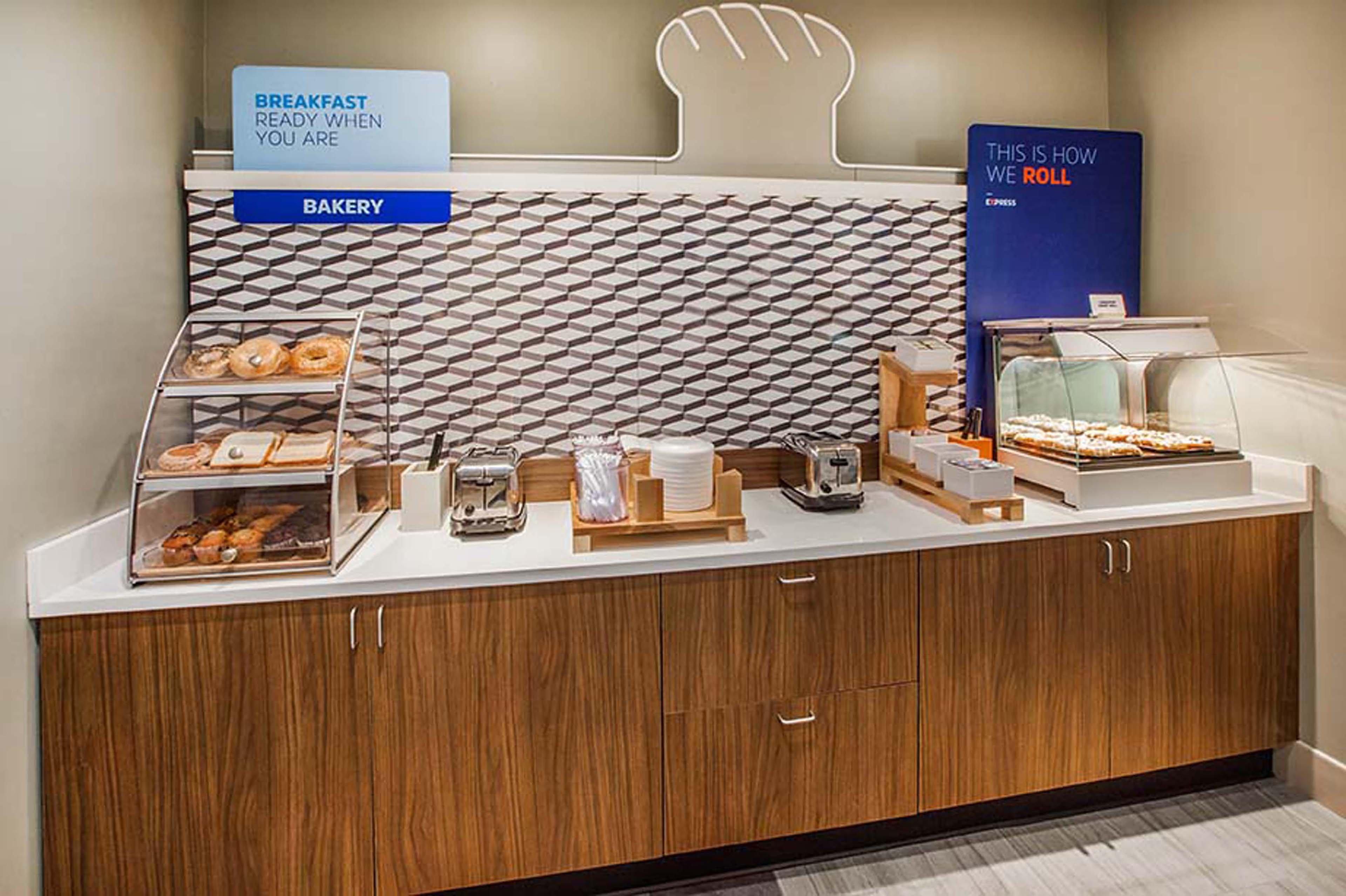 Holiday Inn Express Hotel & Suites Belmont By Ihg Екстер'єр фото
