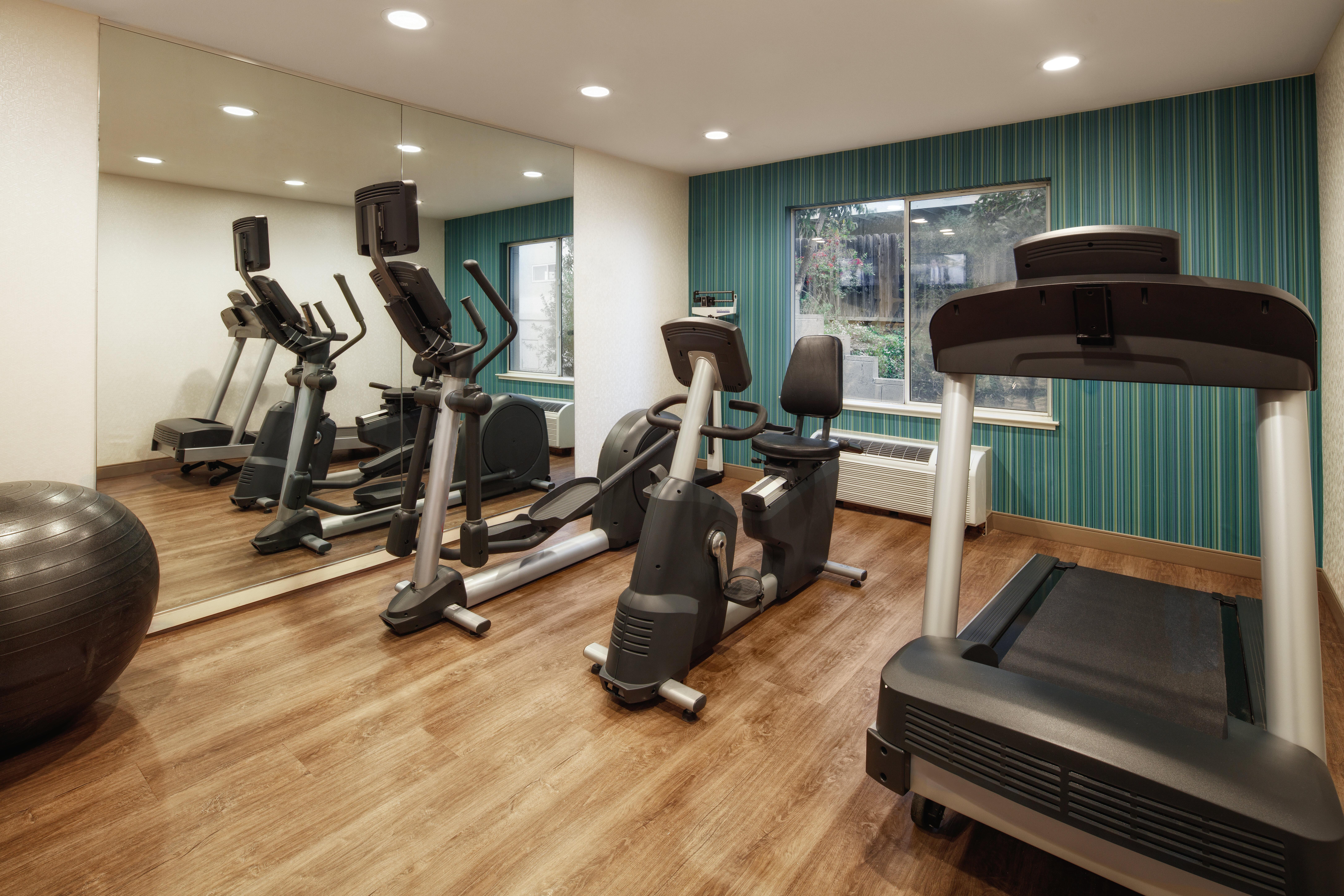 Holiday Inn Express Hotel & Suites Belmont By Ihg Екстер'єр фото