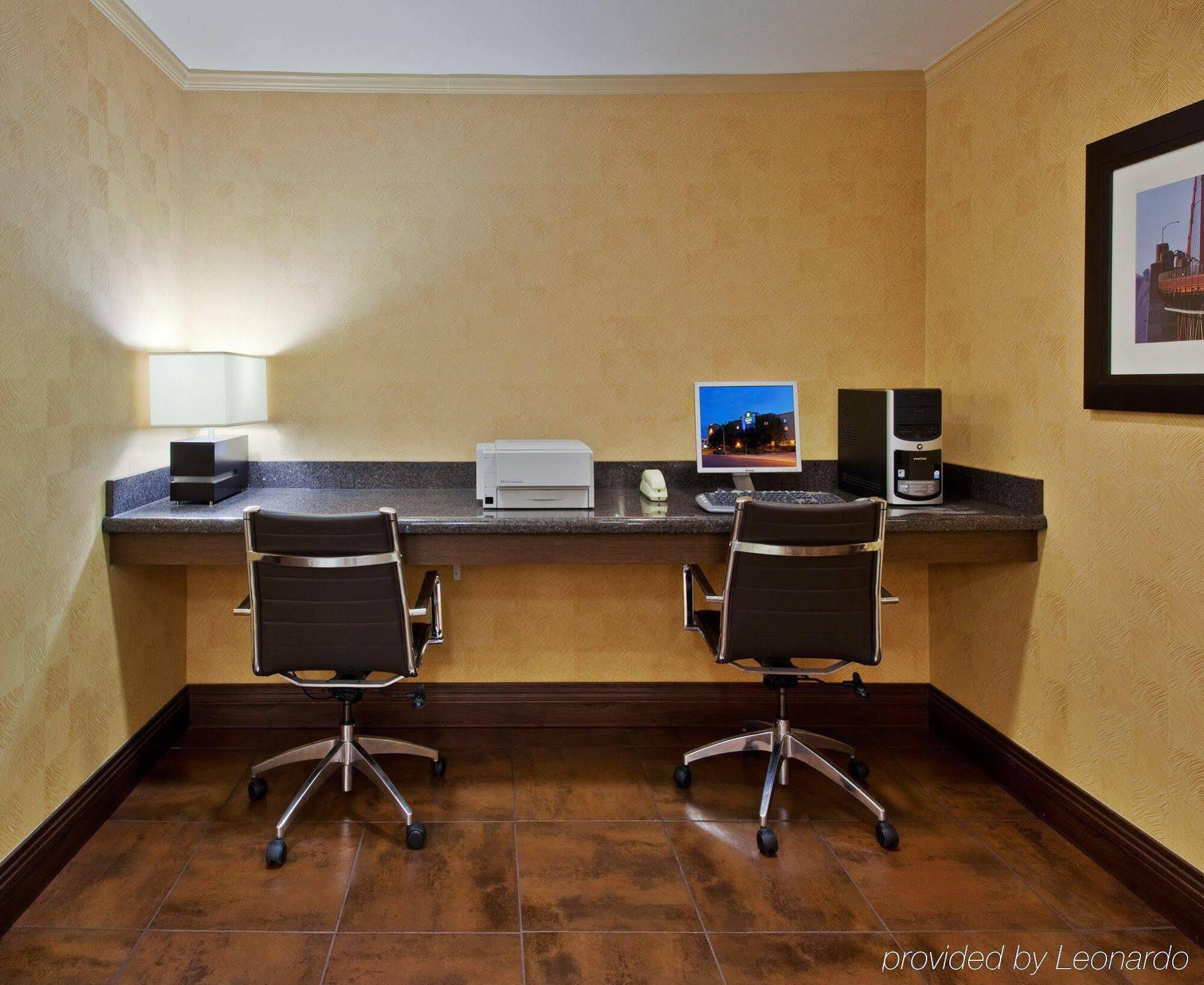 Holiday Inn Express Hotel & Suites Belmont By Ihg Екстер'єр фото